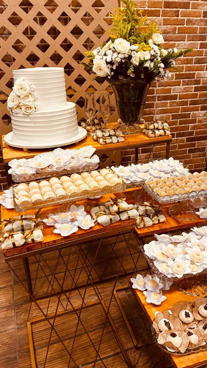 Mesa de casamento com bolo e doces
