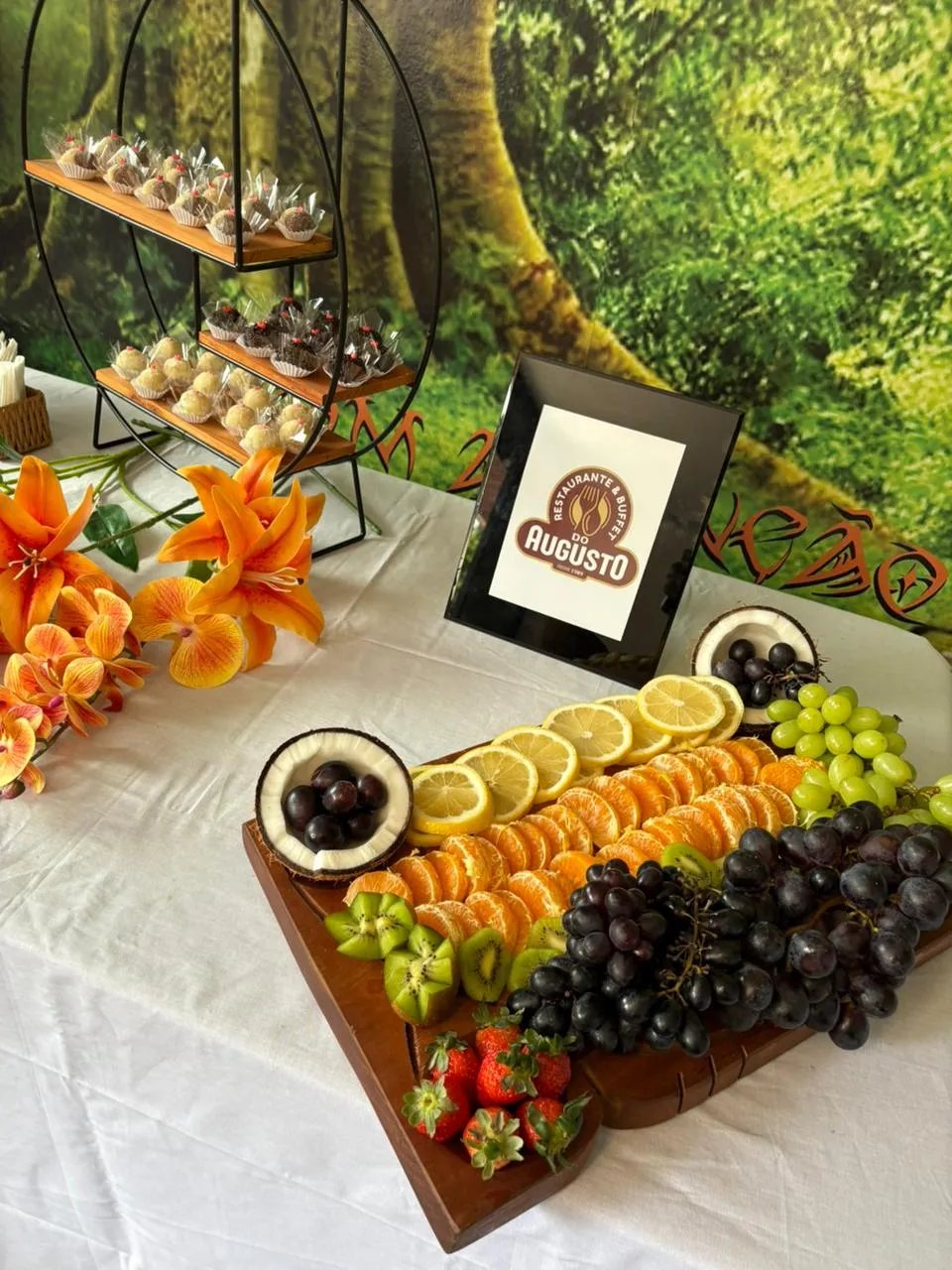 Mesa de frutas e entradas de aniversário